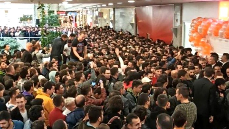 Ankara’daki Mi Store açılışı izdiham nedeniyle ertelendi