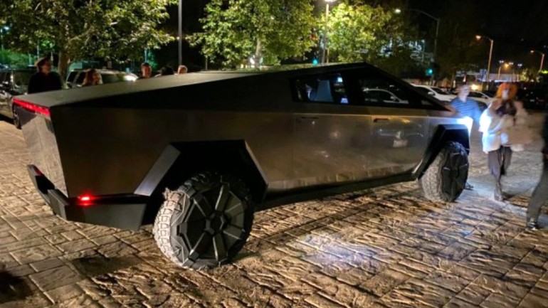 Elon Musk, yeni oyuncağı Cybertruck ile sokaklarda görüntülendi