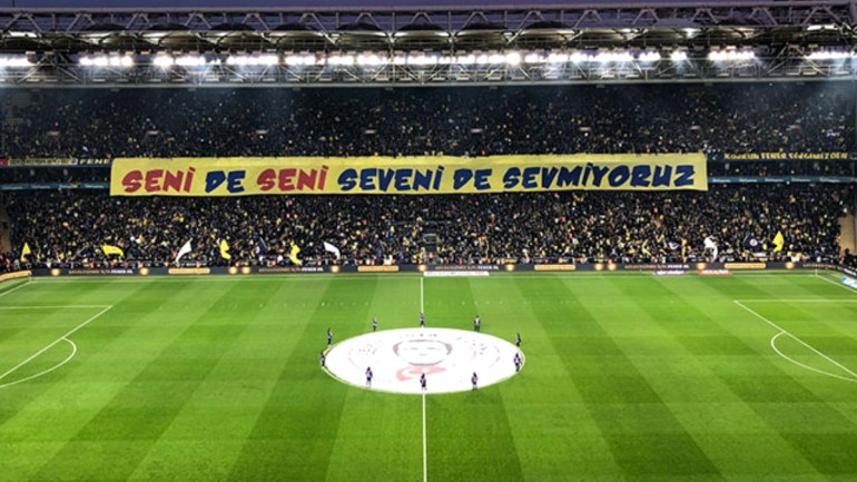 Galatasaray, ‘Seni de seni seveni de sevmiyoruz’ pankartı için suç duyurusunda bulunuyor