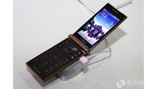 Dünyanın Snapdragon 800 işlemcili ilk kapaklı telefonu
