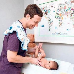 Facebook’un kurucusu Zuckerberg bebeğinin altını değiştirdi.