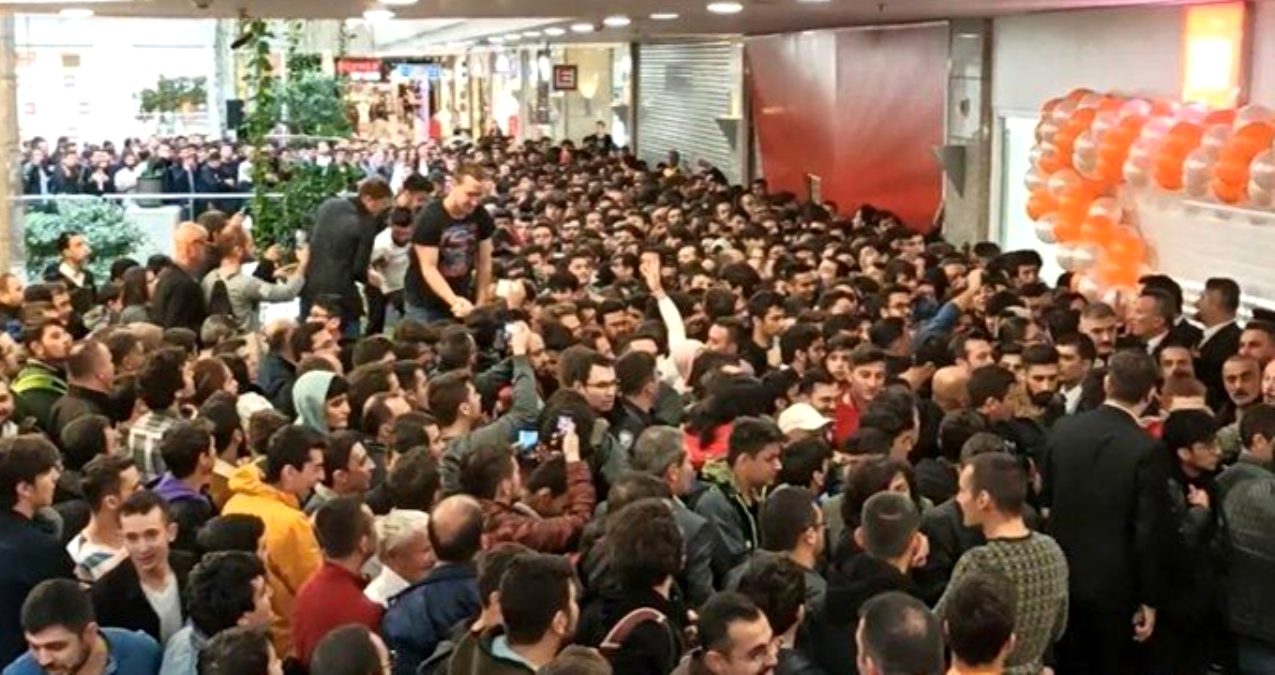 Ankara’daki Mi Store açılışı izdiham nedeniyle ertelendi