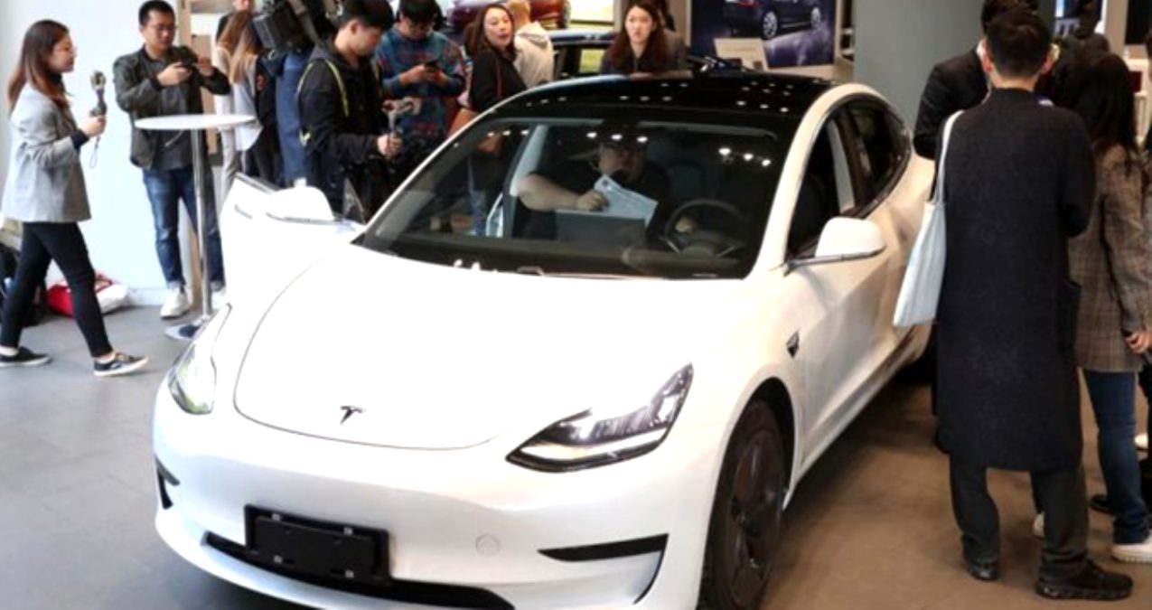 Tesla, Çin’de ürettiği ilk otomobilleri teslim etti