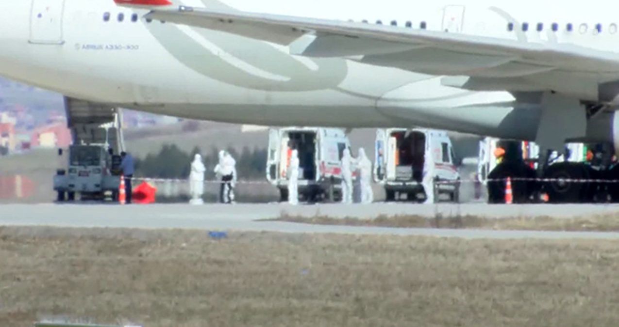 Son dakika: Koronavirüs şüphesiyle Ankara Esenboğa’ya iniş yapan Tahran-İstanbul yolcu uçağından ilk görüntüler geldi
